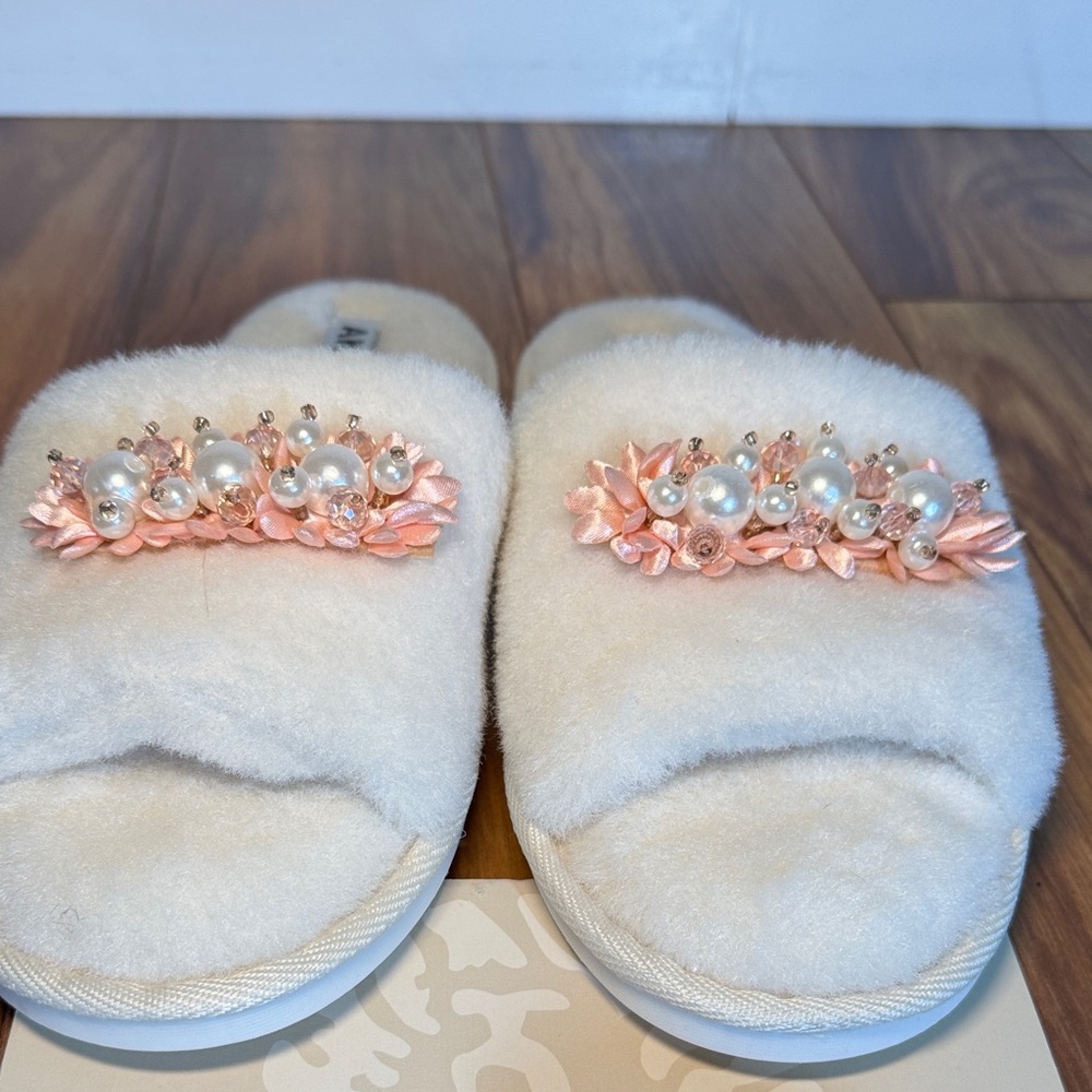 Anne Klein Winter White Fur Slippers with Pearl Accents M - Picture 7 of 13